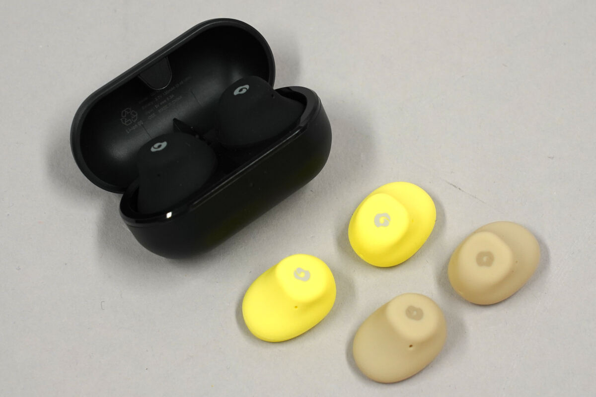 ブラックにはkuro、lemon（黄色）、suna（ベージュ）、ホワイトにはyuki（白）、fuji（紫）、sakura（ピンク）のカラージャケットが付属する