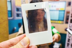 【CP+2025】Z世代狙い撃ちのESCURA、チェキフィルム型カメラやチェキ用フィルターが斬新！