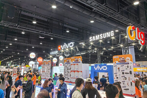 海外モバイルトピックス 第421回 三つ折りスマホも展示、熱気に包まれたバンコクのスマホ販売展示会