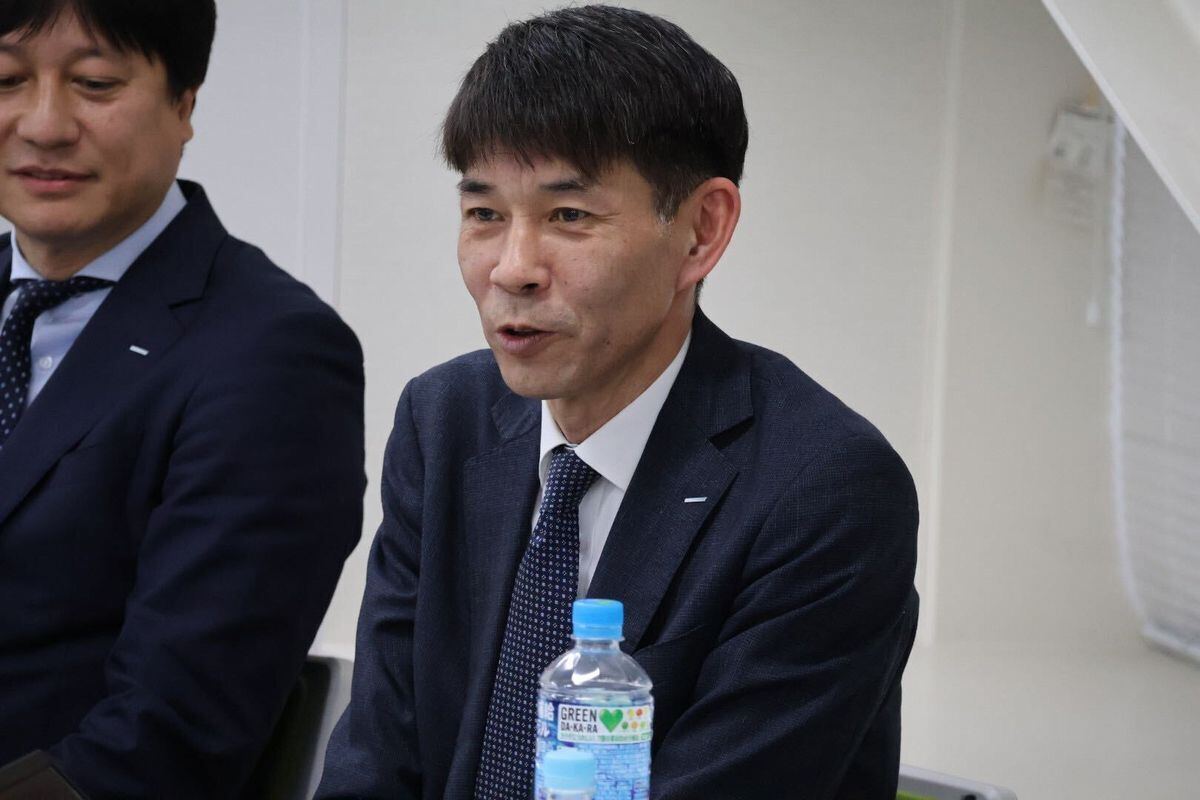 長津田配送センターについて説明する上田氏